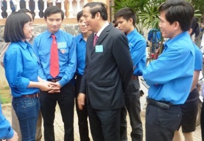 Bí thư Tỉnh ủy Nguyễn Thanh Bình trao đổi bên thêm Đại hội-1.jpg